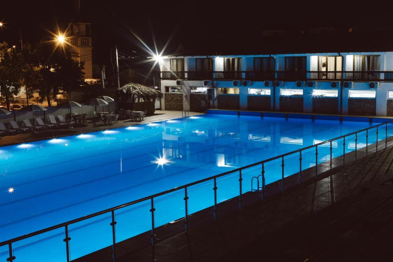 Dem Hotel Sukhumi Bagian luar foto