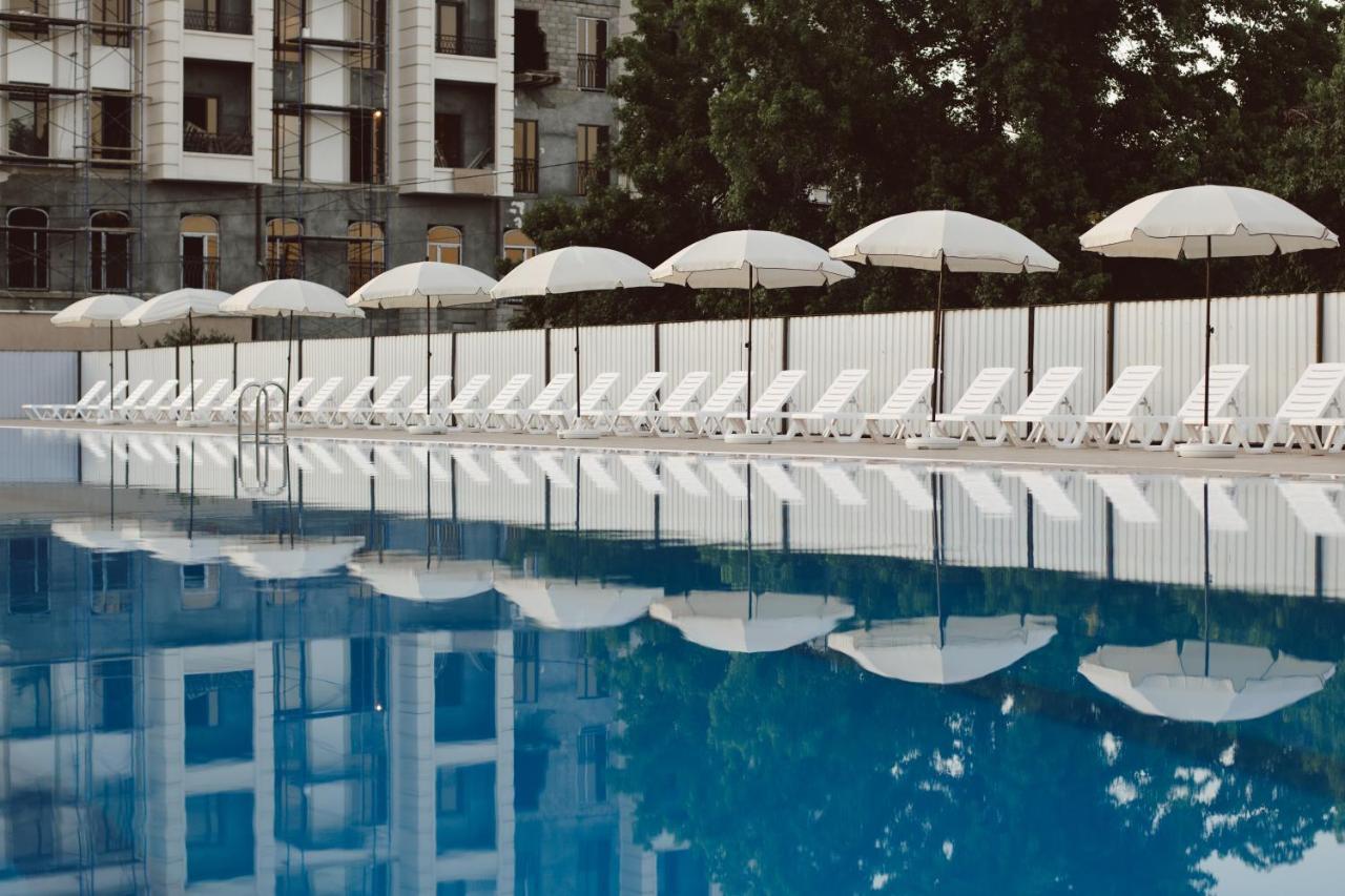 Dem Hotel Sukhumi Bagian luar foto
