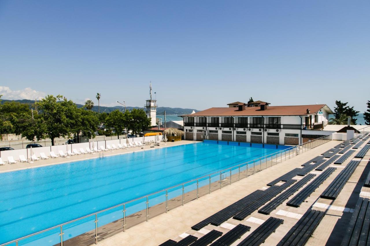 Dem Hotel Sukhumi Bagian luar foto