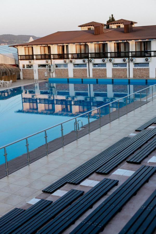 Dem Hotel Sukhumi Bagian luar foto