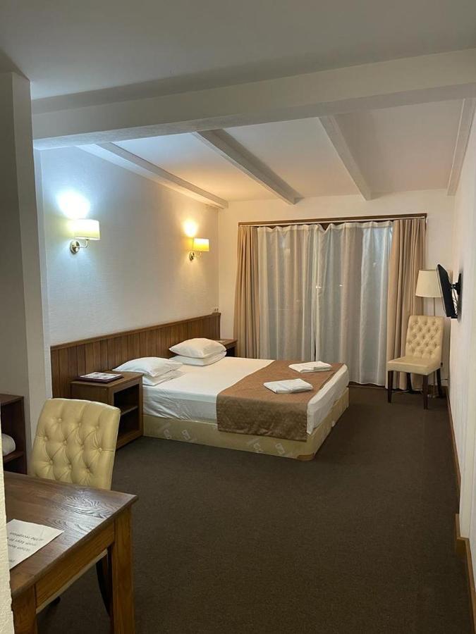 Dem Hotel Sukhumi Bagian luar foto