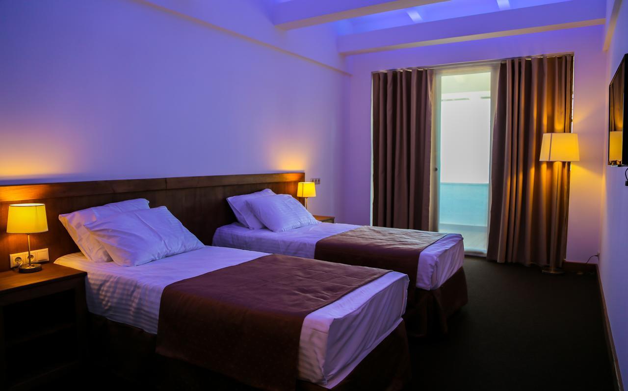 Dem Hotel Sukhumi Bagian luar foto
