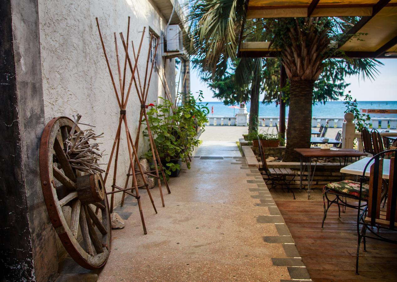 Dem Hotel Sukhumi Bagian luar foto