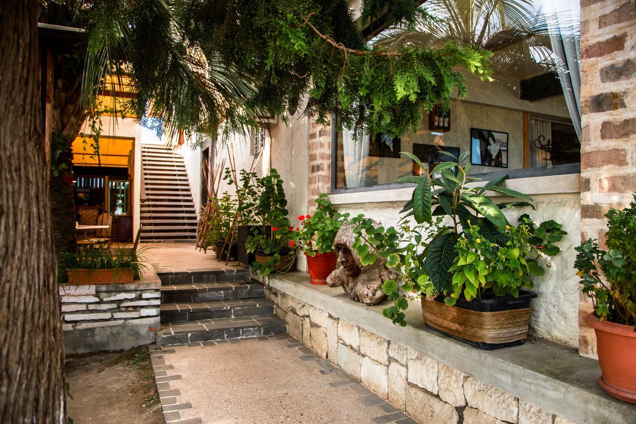 Dem Hotel Sukhumi Bagian luar foto