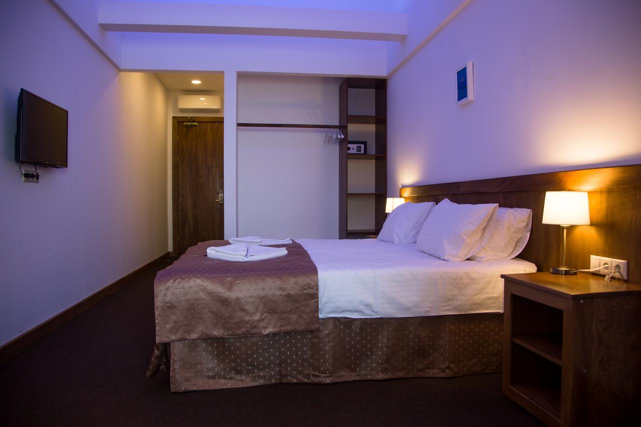 Dem Hotel Sukhumi Bagian luar foto