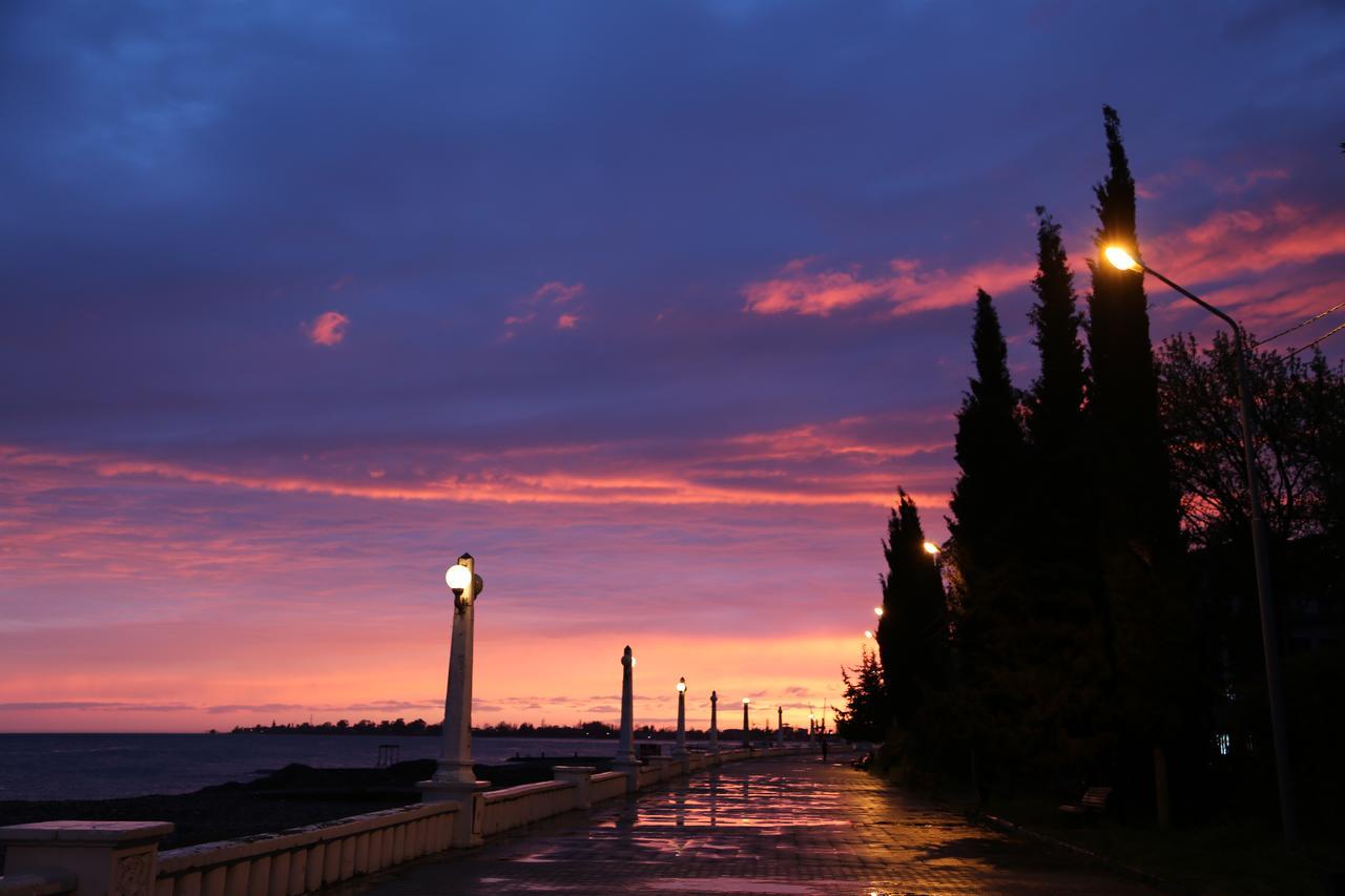 Dem Hotel Sukhumi Bagian luar foto