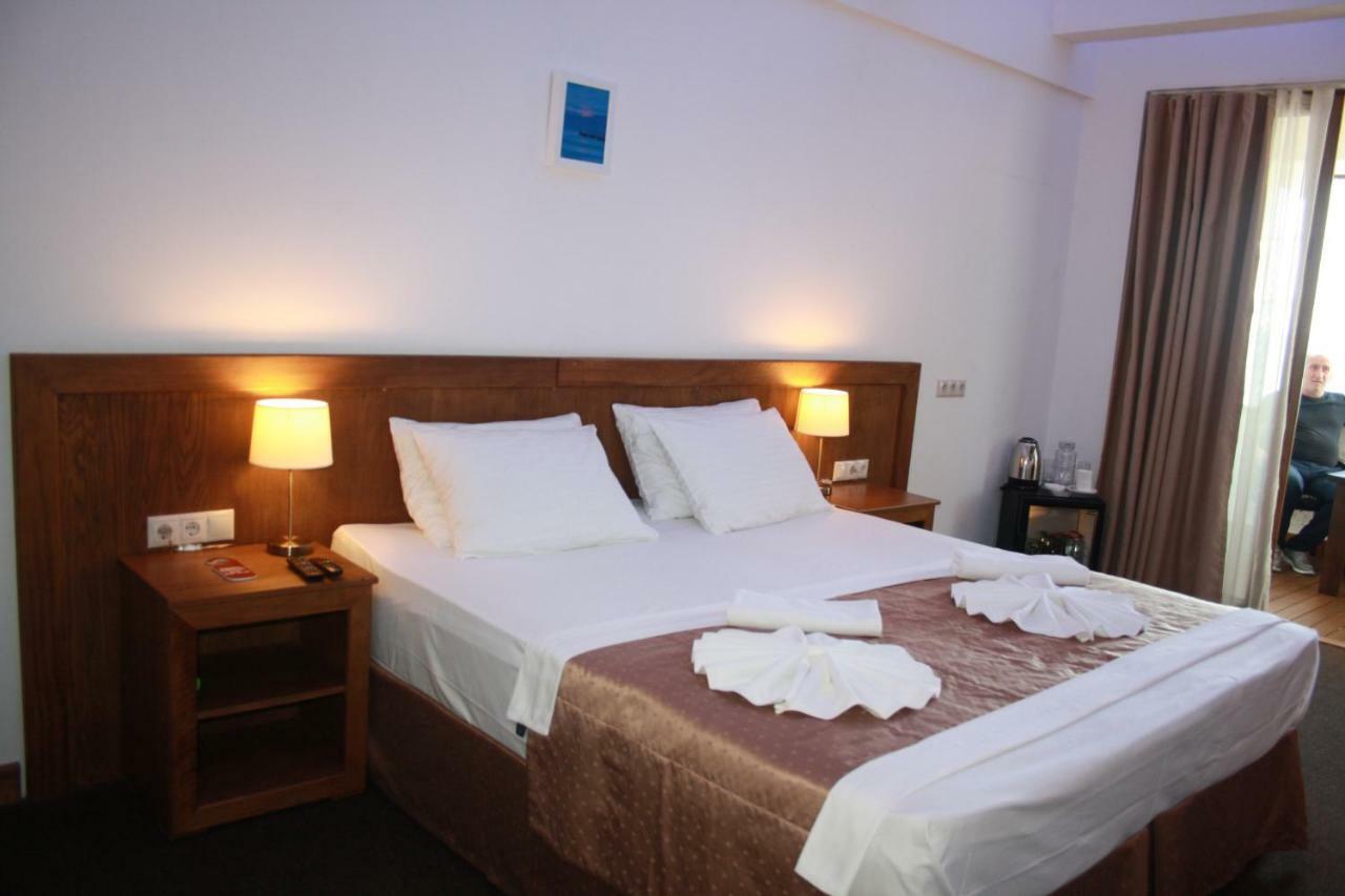 Dem Hotel Sukhumi Bagian luar foto