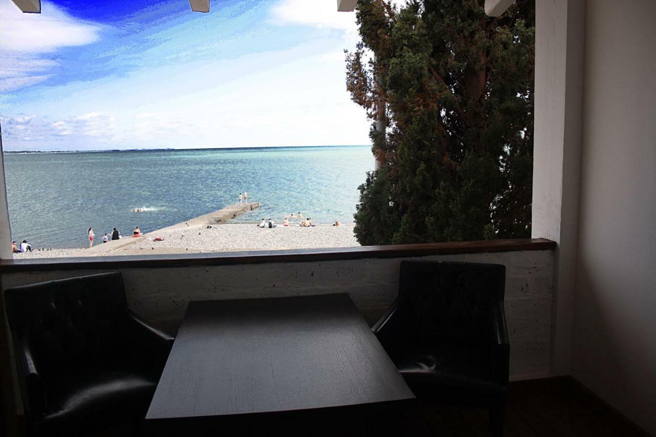 Dem Hotel Sukhumi Bagian luar foto