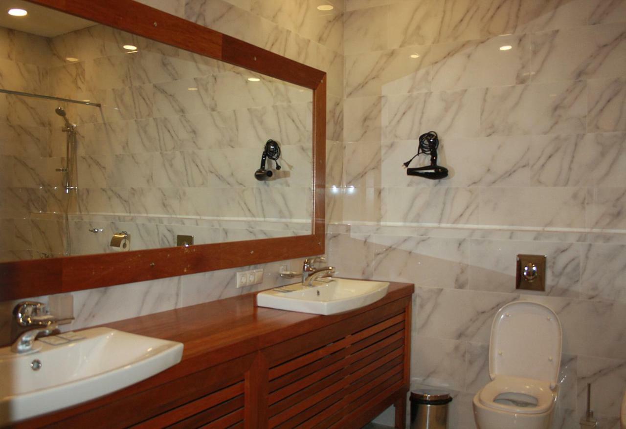 Dem Hotel Sukhumi Bagian luar foto