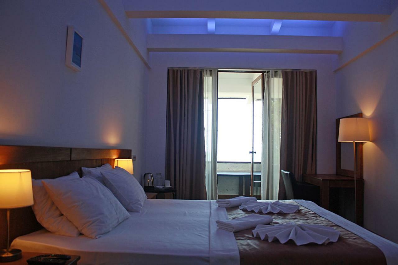 Dem Hotel Sukhumi Bagian luar foto