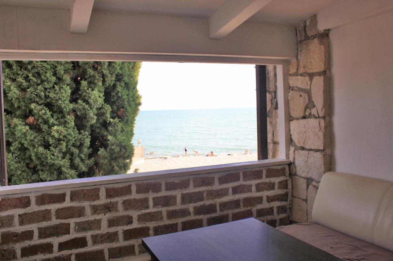 Dem Hotel Sukhumi Bagian luar foto